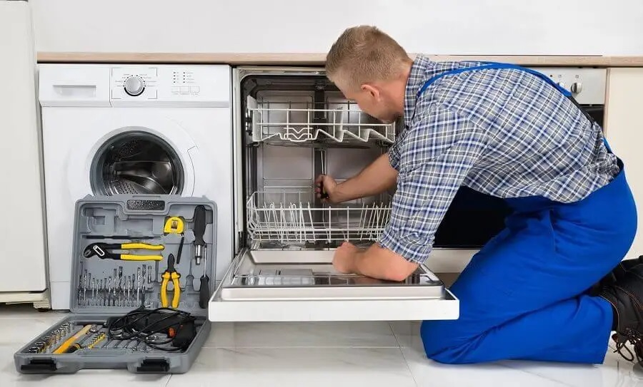 Darıca Termoteknik servisi teknisyen ekibi beyaz eşya tamiri yaparken